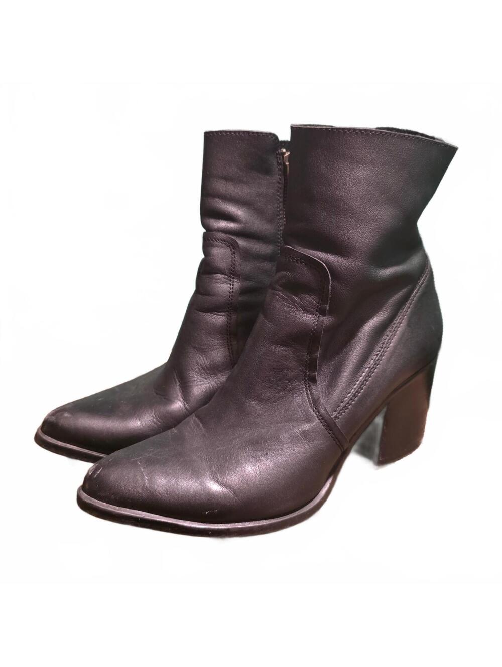 Wmn's 10 Steve Madden black leather ankle boots